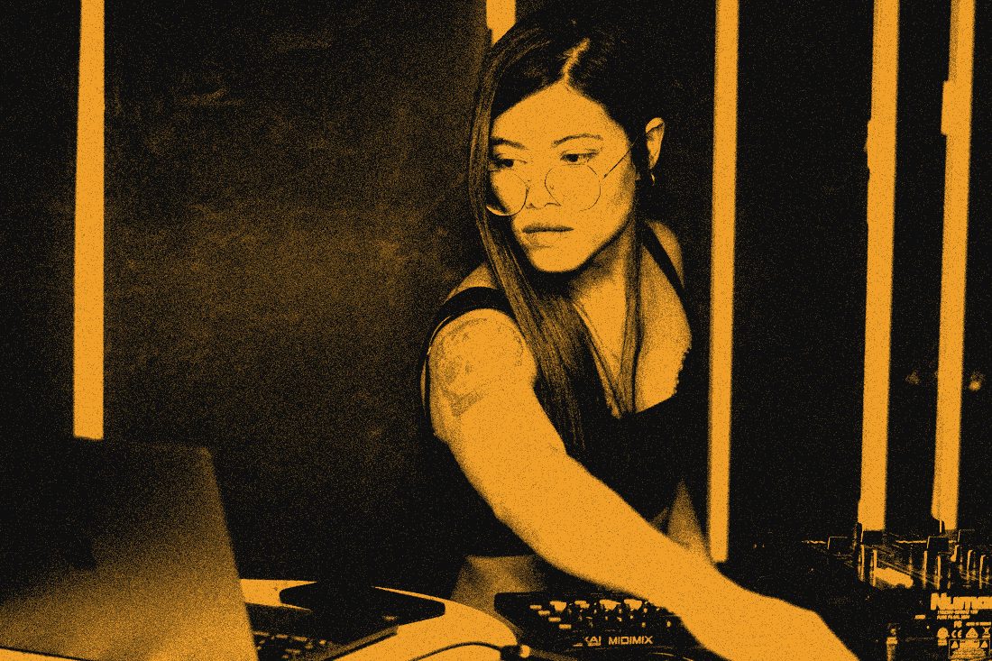 Retrato en cabina junto a la laptop y el mixer